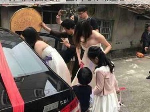 从背后抓住胸前的两只大白兔图片—男子从背后抓住女子胸前的两只大白兔，图片引人遐想